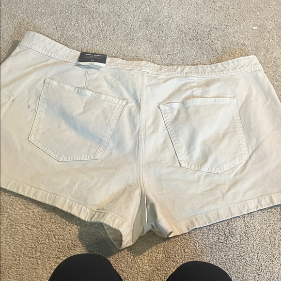 Ava & Viv Women's Light Cream Jean Shorts see dirt spot in picture - Picture 8 of 10